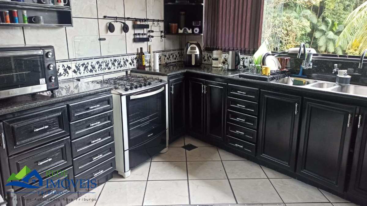 Vendo casa de alto padrão com piscina e sauna no Centro de Friburgo - Rede Imóveis Friburgo