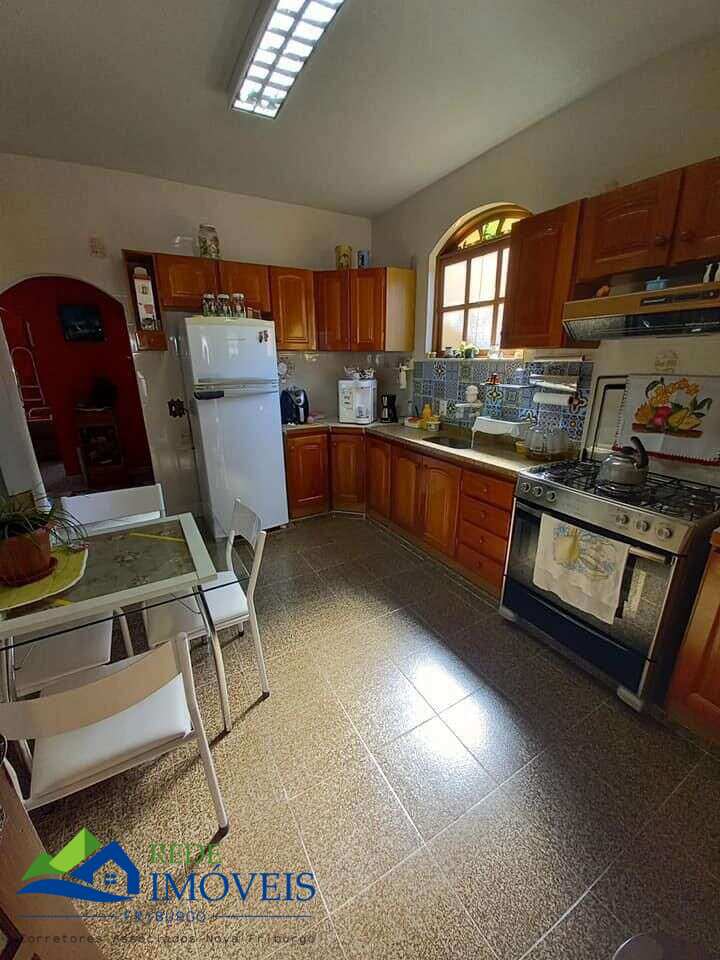 Vendo casa de alto padrão com piscina e 3 quartos na Chácara do Paraíso - Rede Imóveis Friburgo